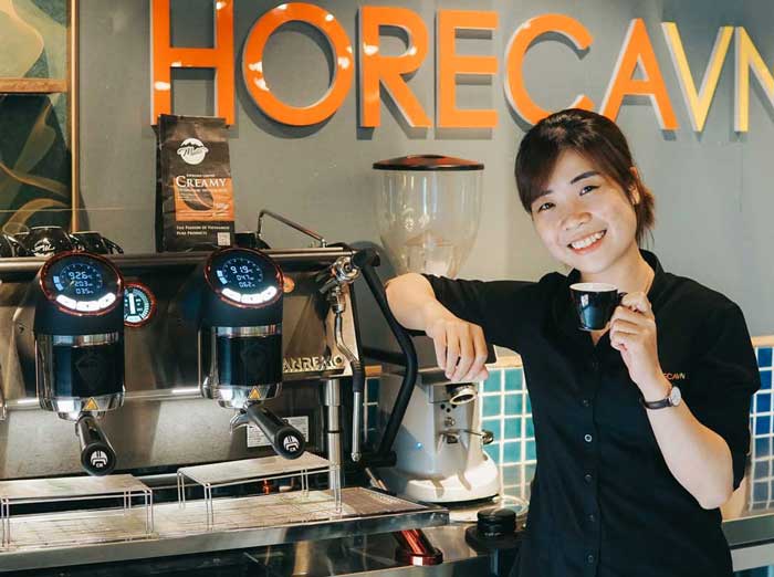 Barista là gì? Tìm hiểu công việc của Barista trong một quán cà phê máy