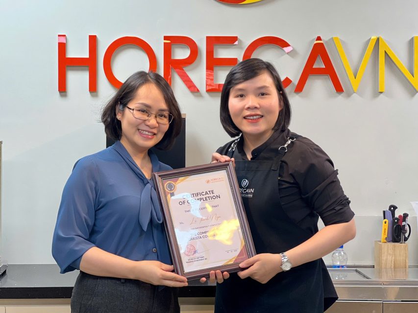 Giảng viên của Horecavn trao bằng tốt nghiệp cho học viên